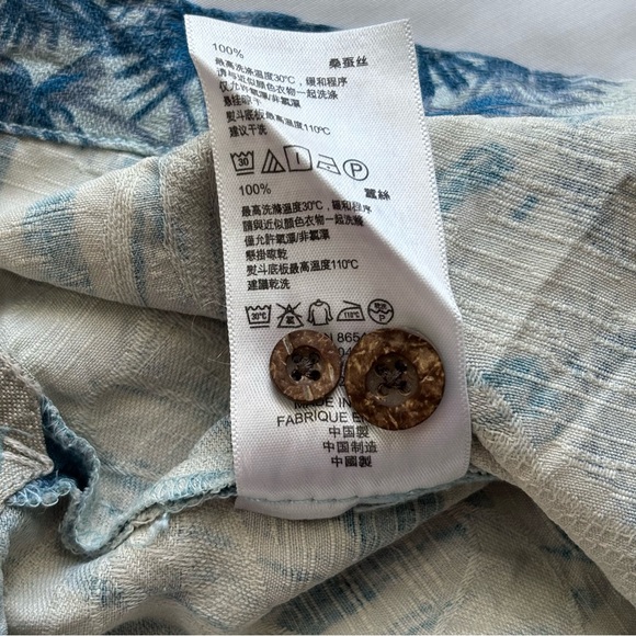 Tommy Bahama 100% Silk Blue and White Casual Button Down Shirt - Picture 10 of 11